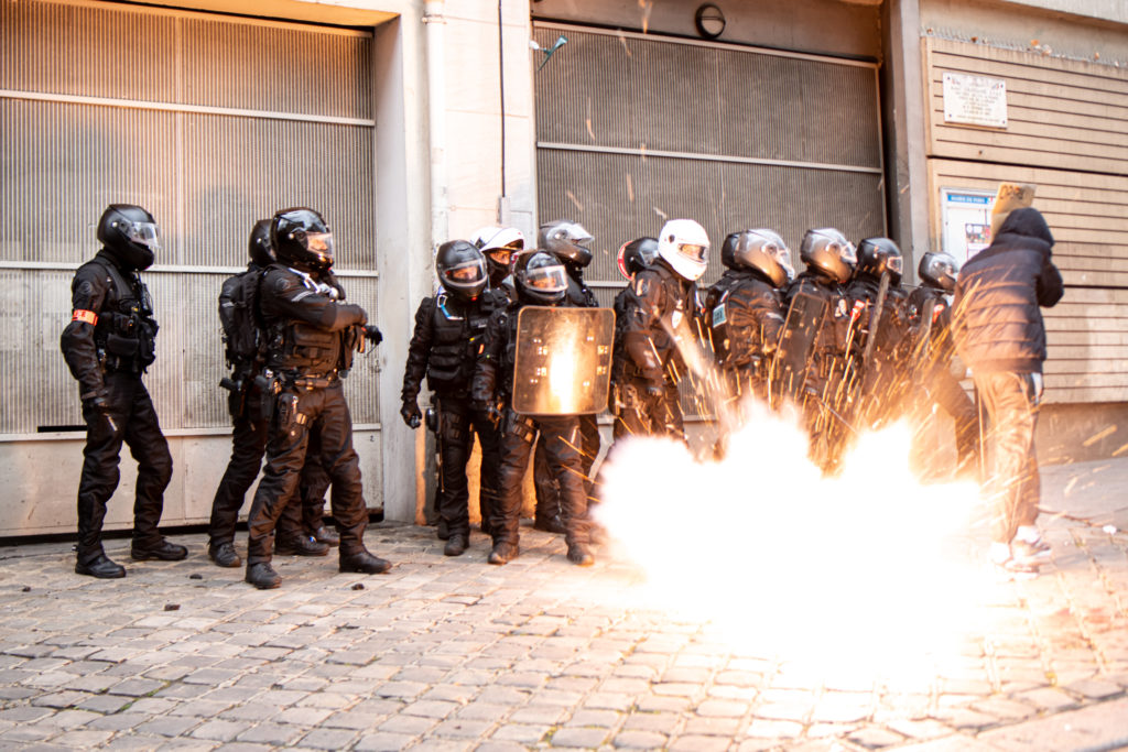 Une bouteille d'aérosol en Aluminium ressemblant à un déodoarant, sur laquelle un pétard a été scotché explose devant une unité BRAV-M, durant la manifesation du 5 décembre 2020 contre la proposition de loi dite Sécurité Globale