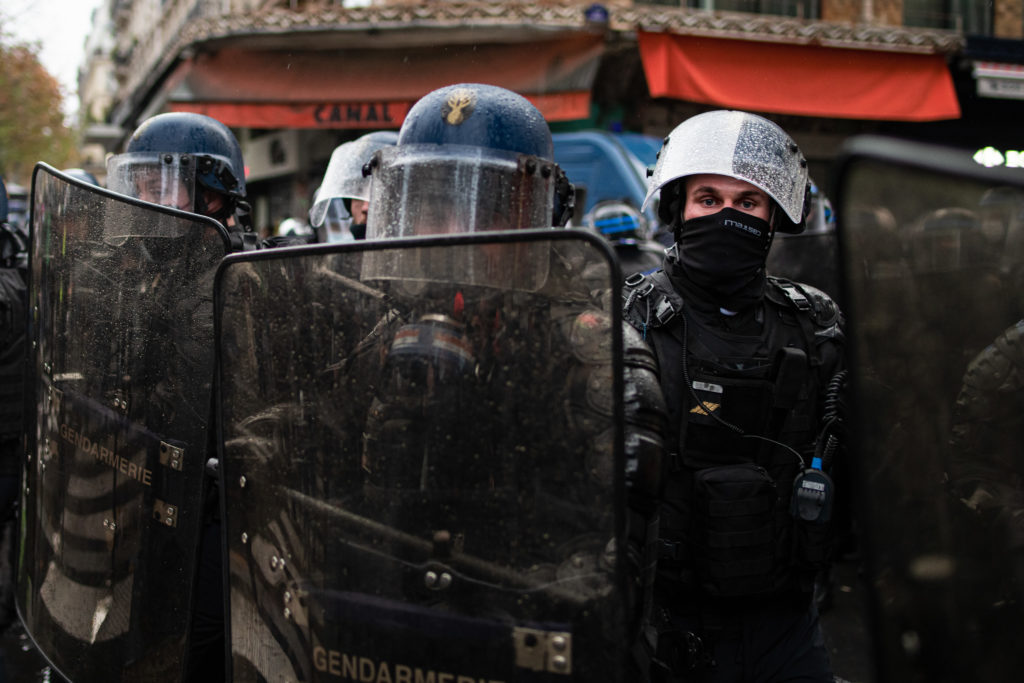 Un gendarme regarde le photographe, lors de la manifestation contre la proposition de loi dite Sécurité Globale le 12 décembre 2020.
