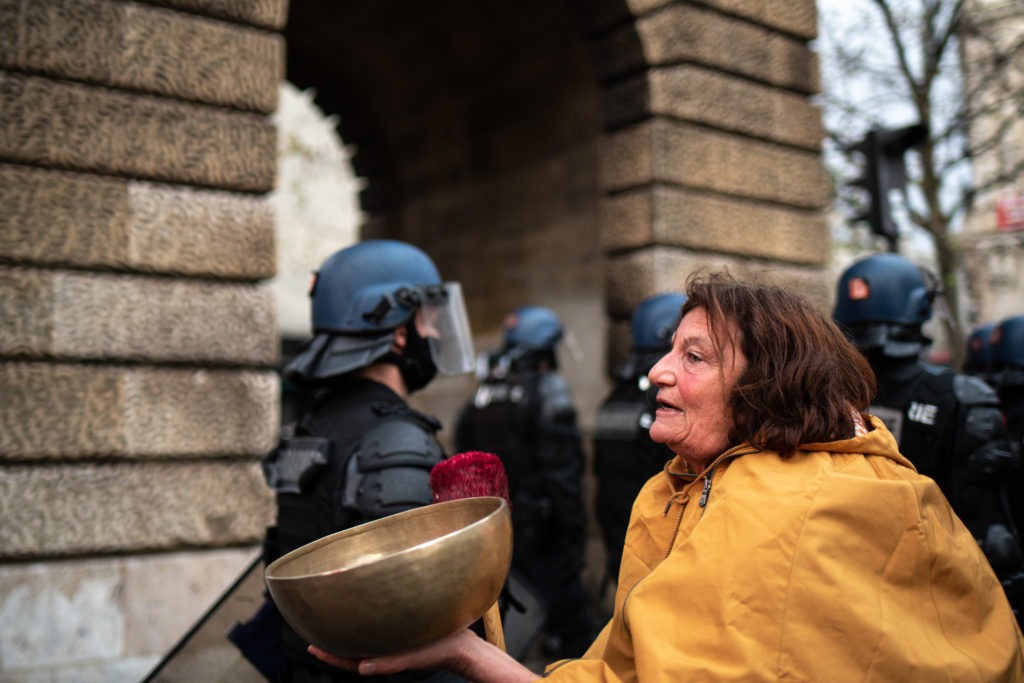 Une femme joue du bol tibétain "pour apporter la paix et appaiser les âmes" lors de la manifestation contre la proposition de loi dite Sécurité Globale le 12 décembre 2020.
