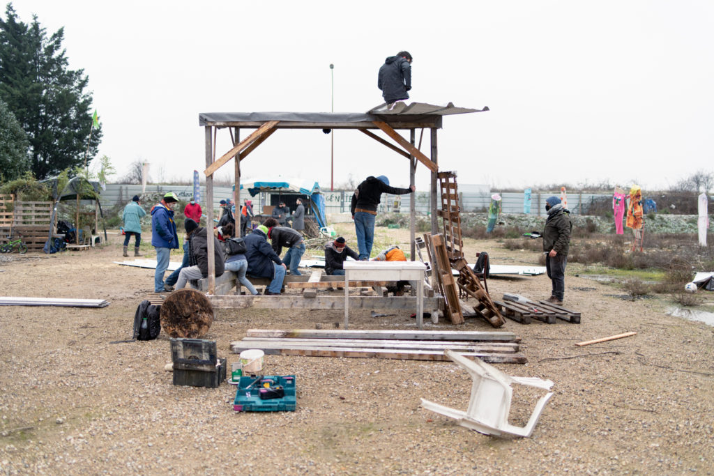 Le lundi 8 février 2021, deuxième jour d'occupation, des militants de la nouvelle ZAD de Gonesse montent une cabane destinée à accueillir les nouveaux arrivants