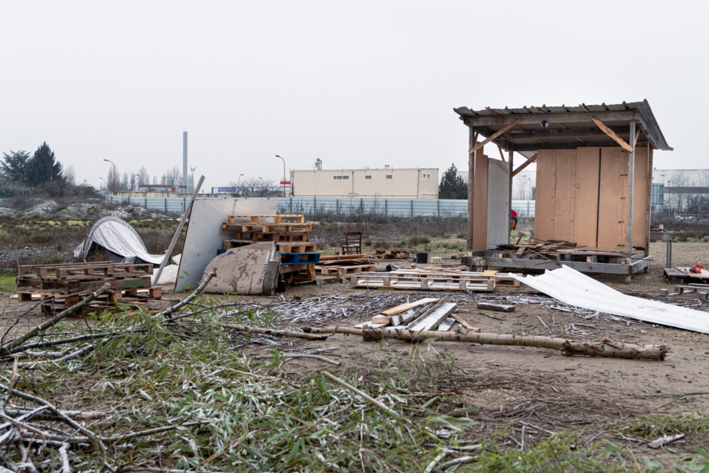 Les palettes constituent un matériau de construction important pour les cabanes, tant entières que démantelées