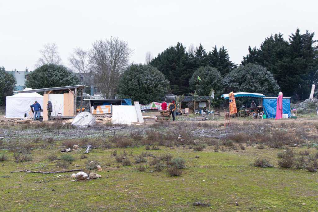 Les premières structures solides sont montées lors de cette deuxième journée d'occupation, en attendant que davantage de monde ne rejoigne le mouvement