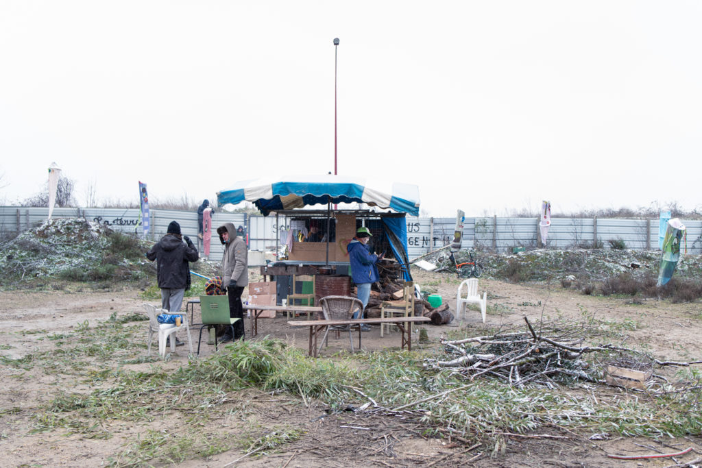 La première structure montée sur la ZAD fait office de cuisine et de zone de convivialité et d'échange avec son brasero, en attendant des lieux fermés comme la cabane en cours de construction