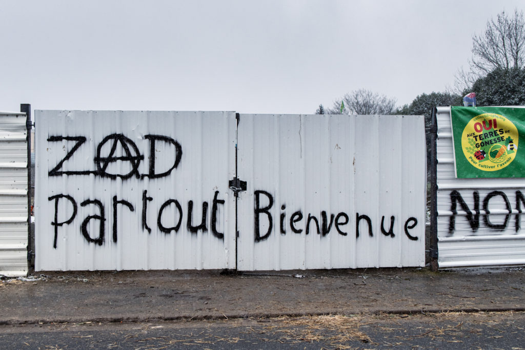 La ZAD est fermée pour se protéger d'une éventuelle expulsion. On voit sur le mur en taule la banderole du Collectif pour le Triangle de Gonesse