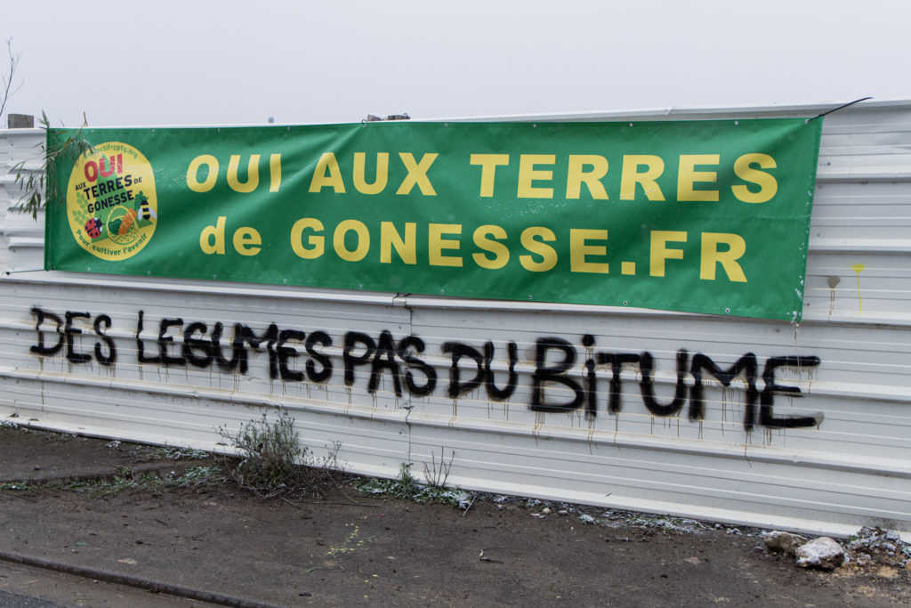 Le mur est utilisé pour afficher les idées du collectif et des occupants