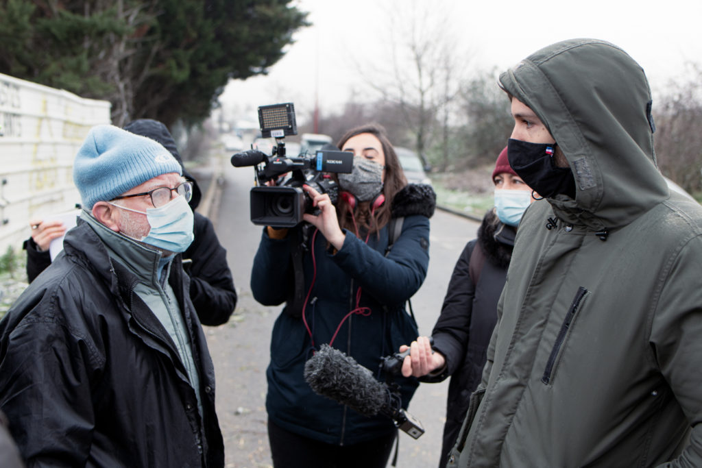 Un militant du Collectif pour le Triangle de Gonesse entame le dialogue avec la personne se présentant comme directeur de cabinet du Maire de Gonesse sous l'oeil de France