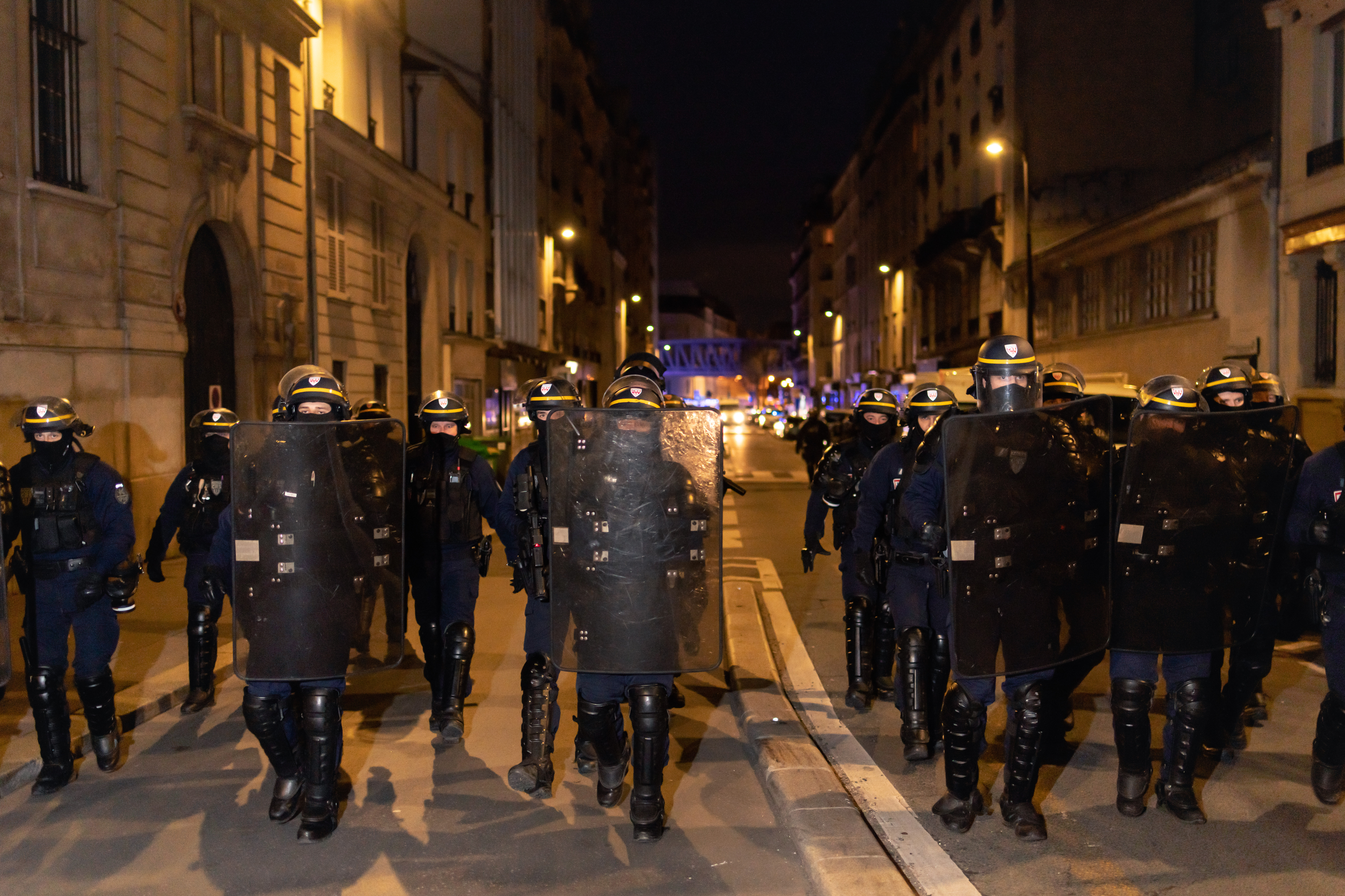 Des CRS s'avance en grand nombre face à quelques lycéens lors de la tentative de blocus du lycée Colbert dans le 10ème arrondisssement de Paris le 26 janvier 2021