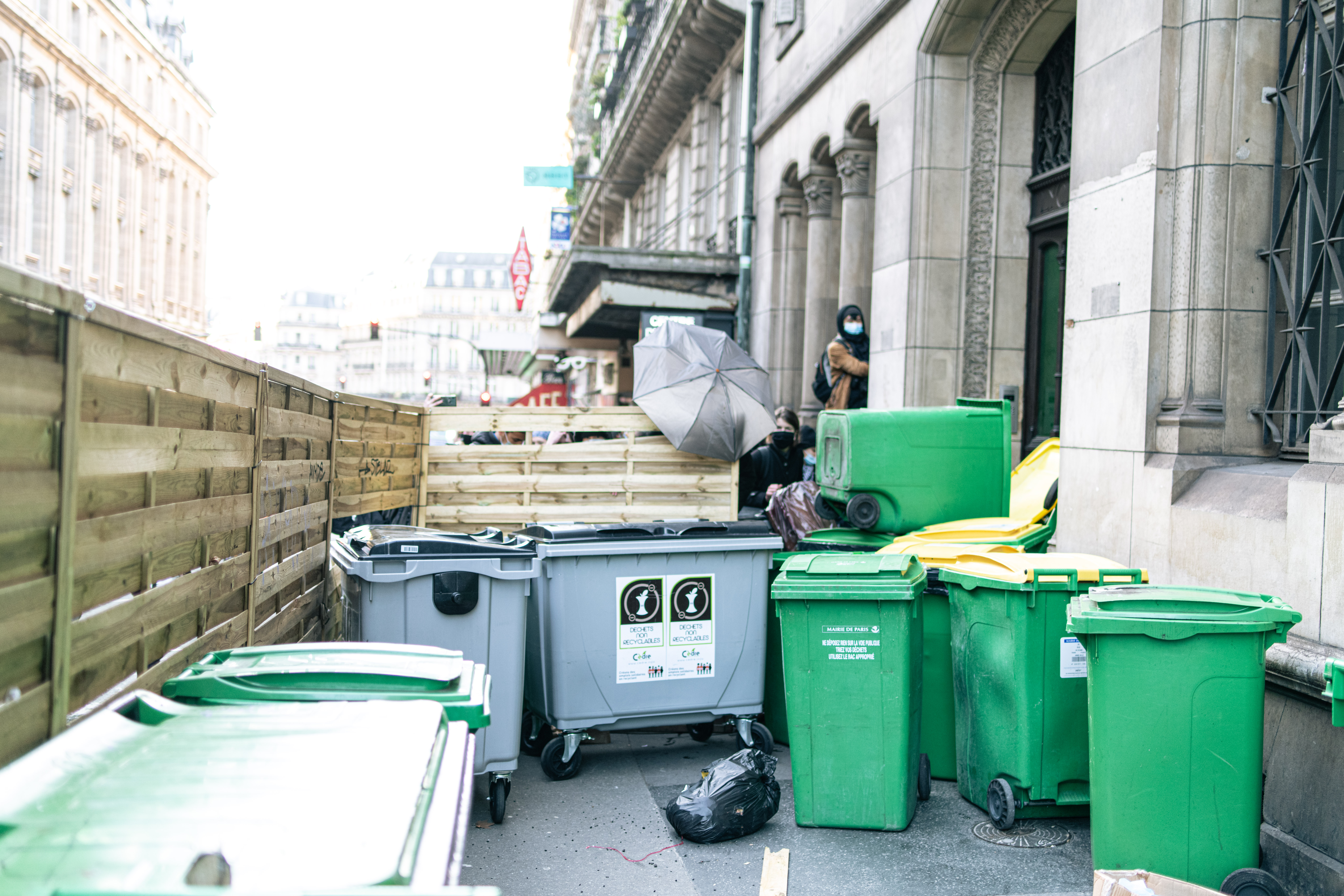 Des lycéens tentent de bloquer l'accès au lycée Racine en créant une barricade de bois et de poubelles devant le lycée Racine à Paris le 26 janvier 2021