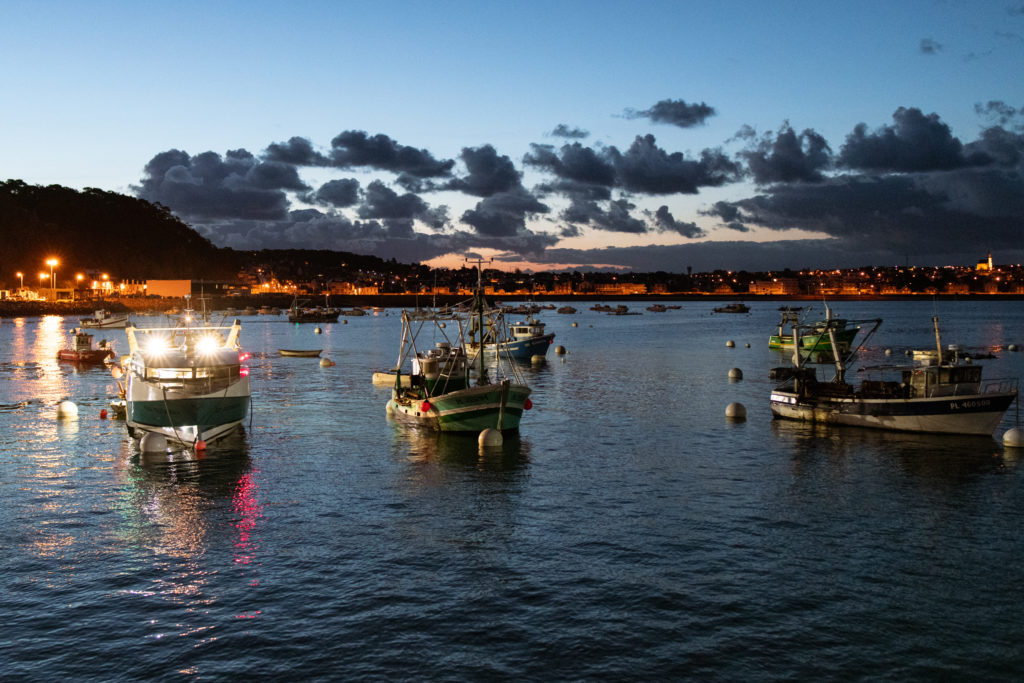 Les pêcheurs préparent leur bateau pour la dernière sortie de la saison pour la pêche à la coquille Saint Jacques le lundi 12 avril 2021 au port d'Erquy dans les côtes d'Armor