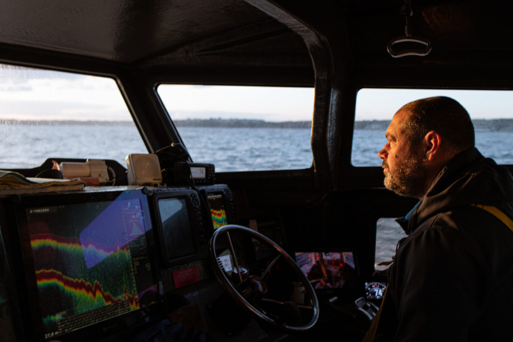 Le capitaine et patron pêcheur Eddy Blanchet se rend sur une zone de pêche de la coquille Saint Jacques entre le cap d'Erquy et le Cap Fréhel le lundi 12 avril 2021