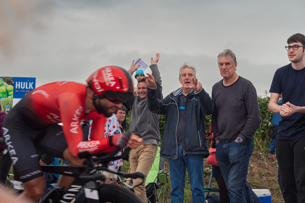 Chacun réagit à sa façon au passage du sprinter français Nacer Bouhani lors de l'épreuve contre la montre entre Changé et Laval en Mayenne lors du Tour de France 2021