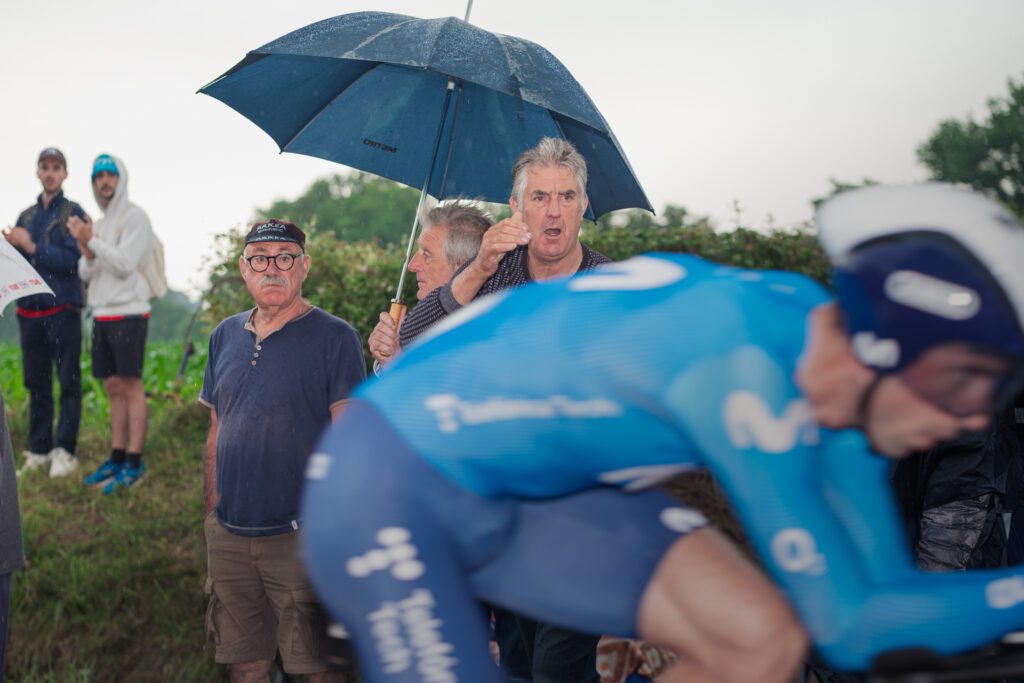 Deux supporters semblent s'étonner face à la performance d'un coureur de la Movistar pendant l'épreuve contre la montre entre Changé et Laval en Mayenne lors du Tour de France 2021