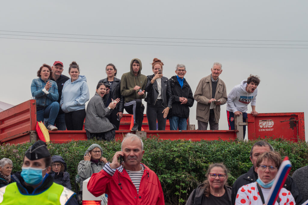 Après quelques minutes de pluie, jeunes et moins jeunes profitent de la benne d'un agriculteur pour avoir une vue imprenable sur la course pendant l'épreuve contre la montre entre Changé et Laval en Mayenne lors du Tour de France 2021