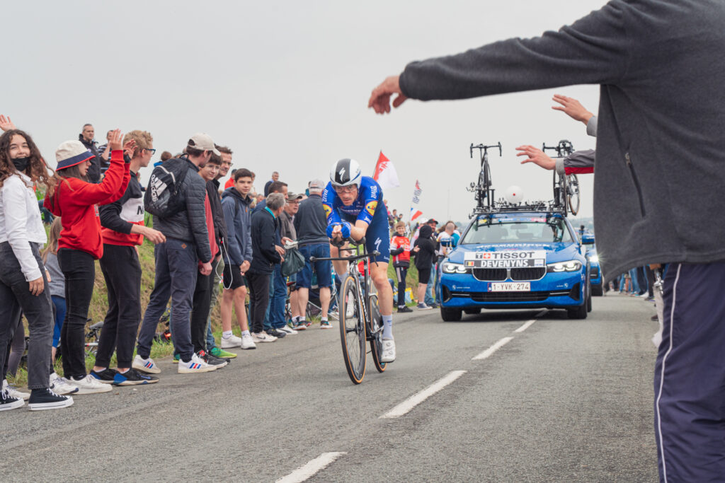 Au passage de Dries Devenyns, une "ola" s'enclenche sur les bords de route pendant l'épreuve contre la montre entre Changé et Laval en Mayenne lors du Tour de France 2021
