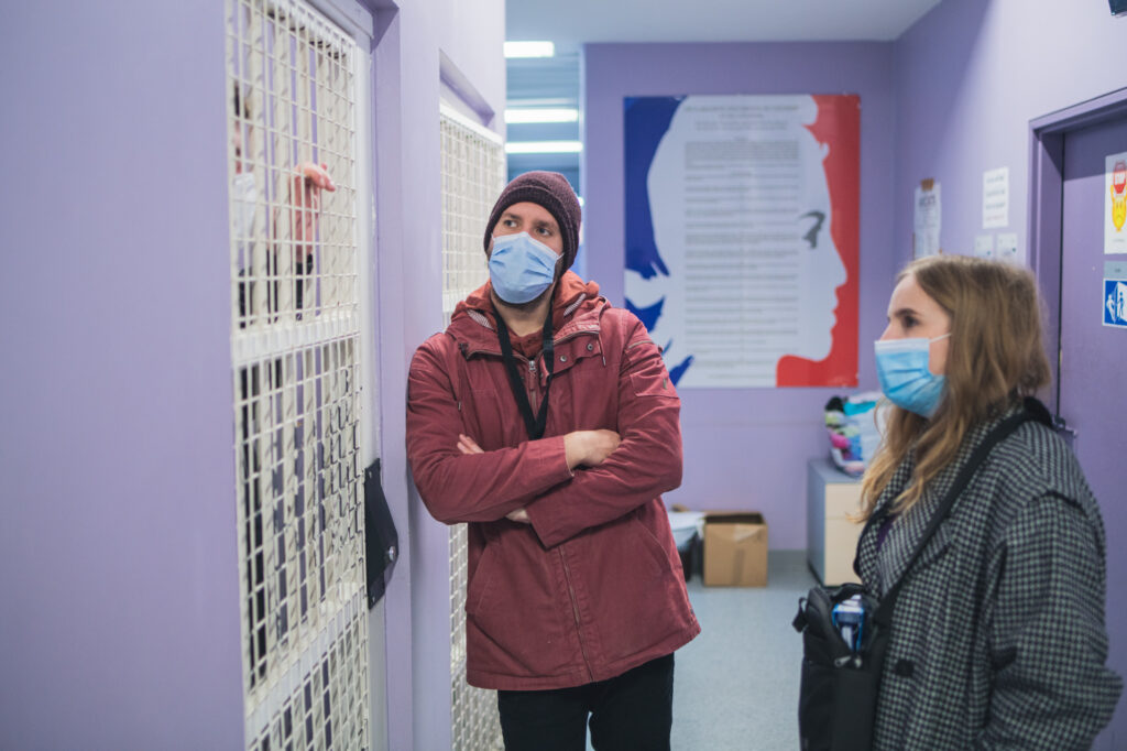 Une équipe de l'EMOT accompagne un patient qui attend sa sortie de détention, au greffe de la maison d'arrêt de Sequedin.