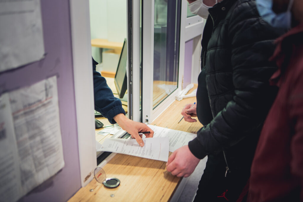 Une personne détenue signe les papiers nécessaire à sa sortie de détention au greffe de la maison d'arrêt de Sequedin le 13 décembre 2021