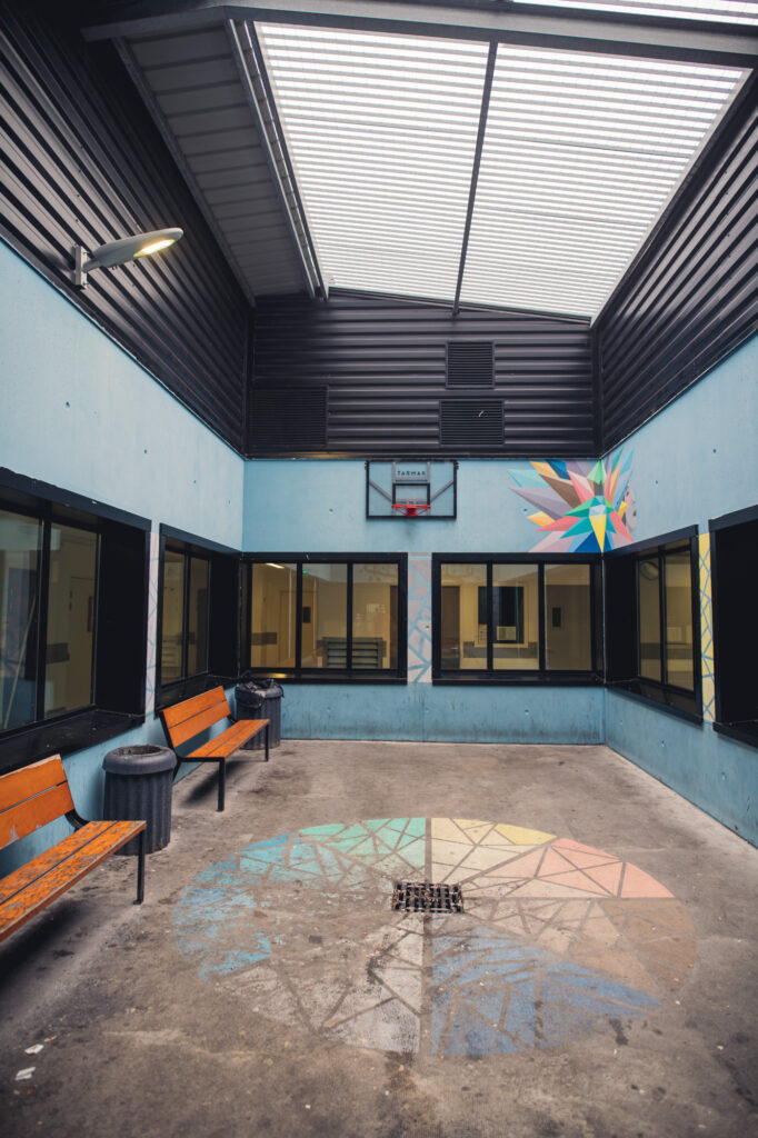 Le patio du bâtiment Majorelle de l'UHSA de Seclin, qui accueille des personnes détenues souffrant de troubles psychiatrique et ayant fait l'objet d'une hospitalisation contrainte.