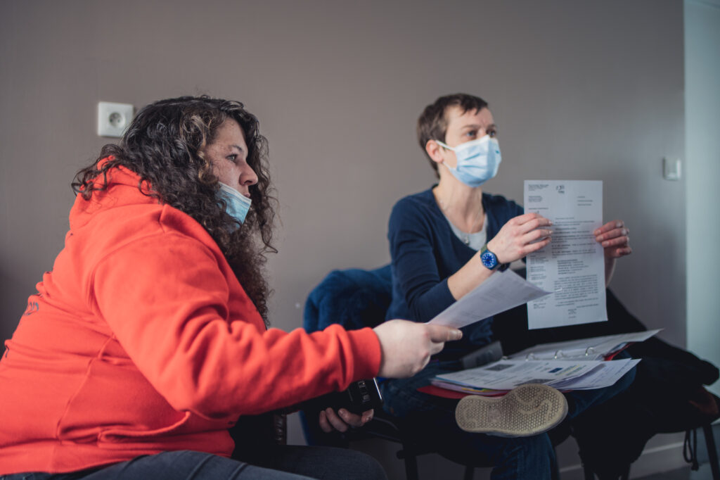 Lors de sa prise en charge par le Service d'accompagnement médico-social pour adultes handicapés de Bully les Mines, Anne transmet les documents administratifs nécessaires à sa prise en charge.