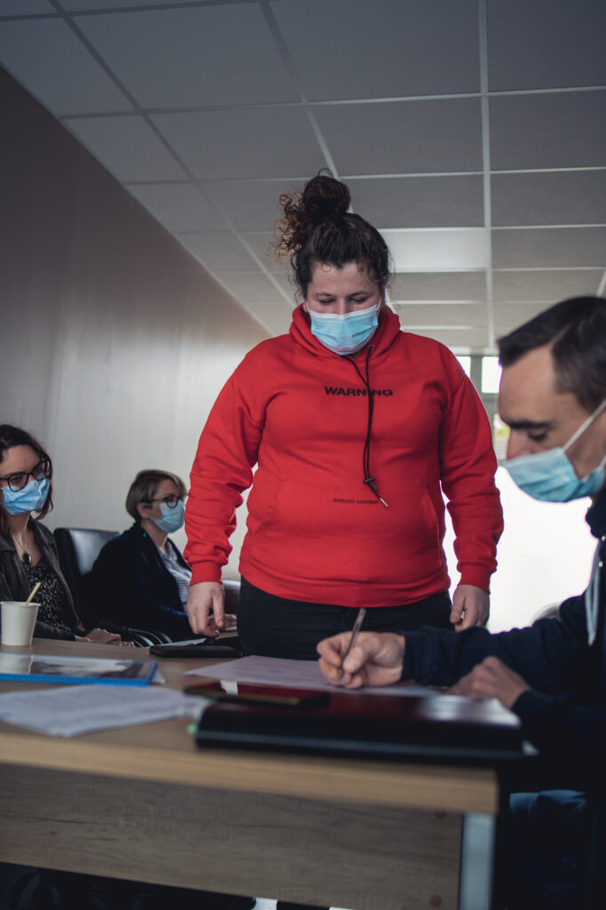 Anne accepte d'être suivi par le service d'accompagnement médico-social pour adultes de Bully les Mines. Elle sera accompagné sur le plan médical, mais aussi administratif et social, afin de l'aider à atteindre l'autonomie.