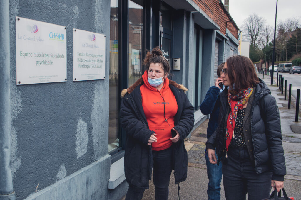 Anne est accompagnée par l'équipe qui la suit depuis sa sortie de détention, pour assurer la transition avec l'équipe du SAMSAH qui prendra le relai