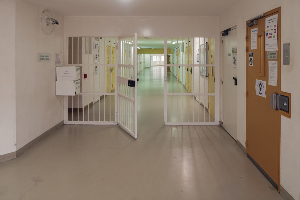 Un couloir menant aux cellules d'un bâtiment de la maison d'arrêt de Sequedin le 16 mars 2022.