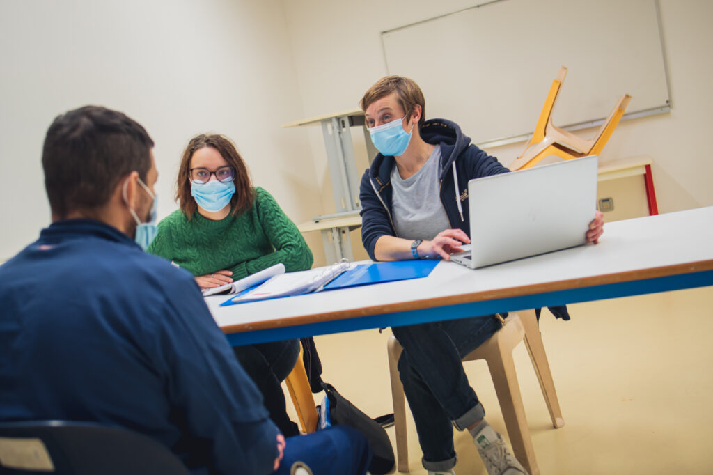 Claire, infirmière à l'EMOT et  Jennifer, éducatrice, s'entretiennent des troubles dont souffre leur patient, ainsi que de ses antécédants traumatiques afin d'évaluer la possibilité de lui faire intégrer le programme de l'EMOT.