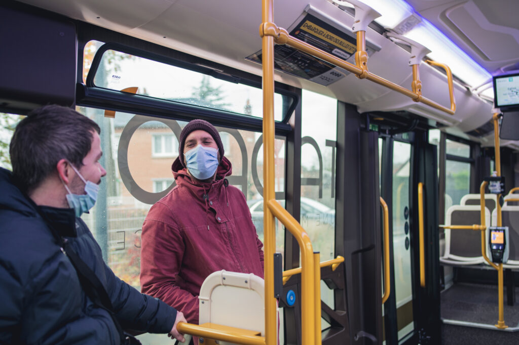 Mathieu, infirmier à l'EMOT, accompagne également la sortie en bus visant à autonomiser le patient qui a du mal à retenir les arrêts et le sens des lignes de bus.