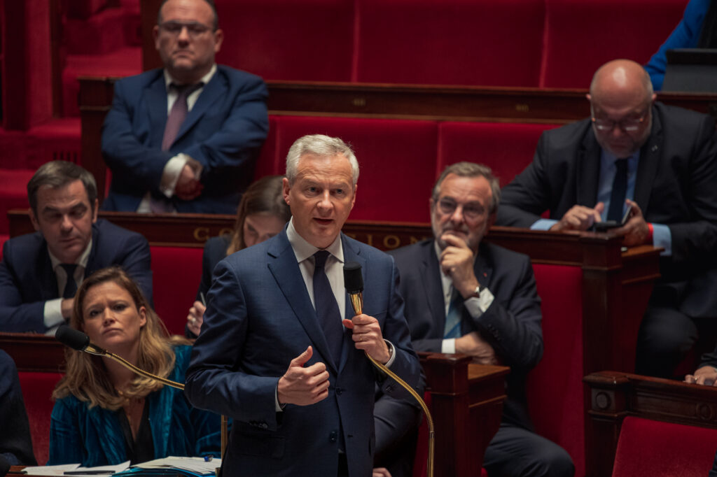 Le ministre de l'économie et des finances, Bruno Lemaire répond à la question d'un député du Rassemblement National à l'Assemblée le 22 novembre 2022 à Paris.