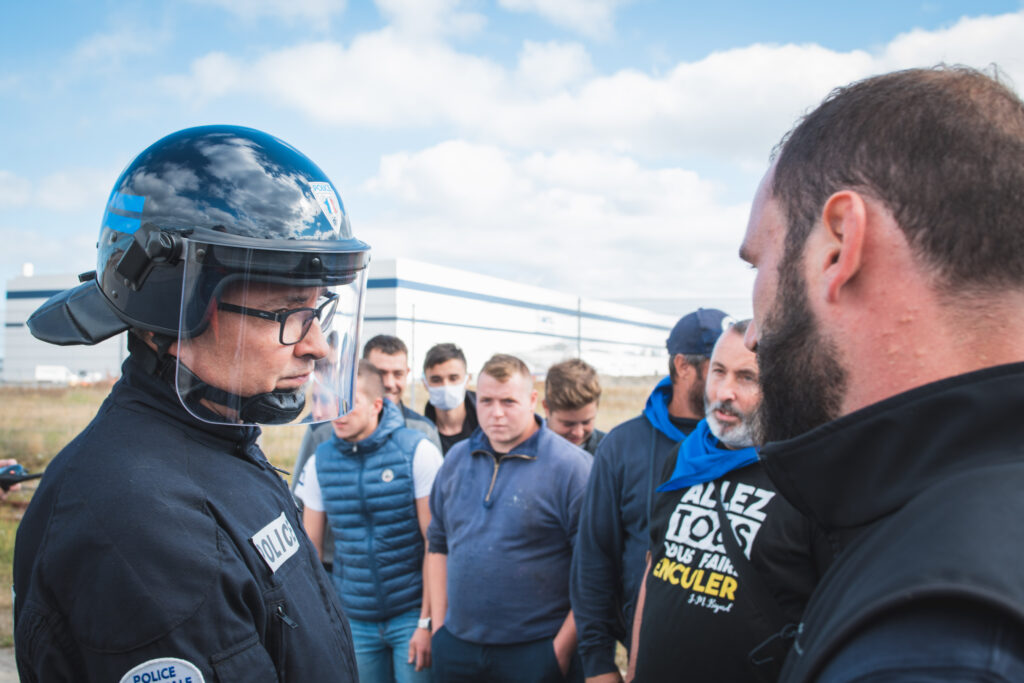 Un pêcheur prend la parole pour demander l'accès au terrain de l'entreprise LM Wind Power, pour monter ensemble sur une pale entreposée devant l'usine et prendre une photo, lors de la manifestation contre les éoliennes offshore du 24 septembre 2021 à Cherbourg.. Ils souhaitent ainsi symboliser leur mécontement face à des projets éoliens qu'ils estiment être fait sans leur avis et au détriment de leur métier.