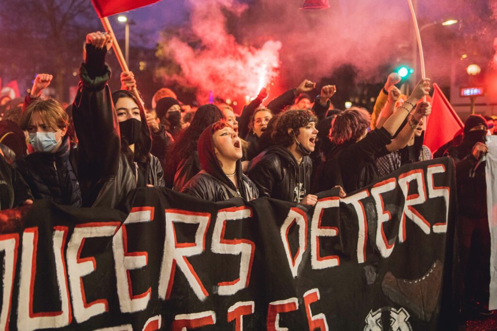 Des militantes du mouvement Paris Queer Antifa chantent pendant la manifestation contre le fascisme du 27 novembre 2021 à Paris.