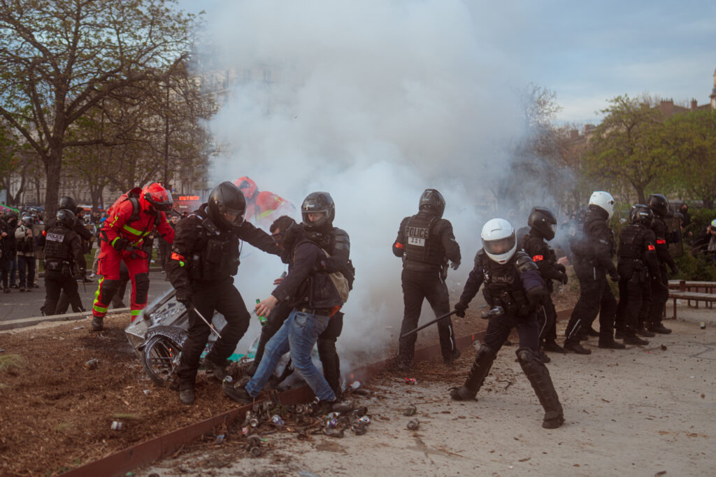 La BRAV interpelle un manifestant qui buvait une bière proche d'un feu allumé par des manifestant. Un agent jette une grenade de désencerclement dans ma direction. 