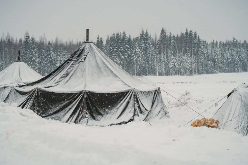 Des tentes utilisées habituellement par l'armée estonienne, avec un poêle à bois en leur centre, ont été prêtées au contingent français pour qu'ils puissent éprouver leur confort et leur praticité dans des conditions de grand froid, pendant le Winter Camp organisé par l'OTAN et les forces estoniennes, le 5 février 2022