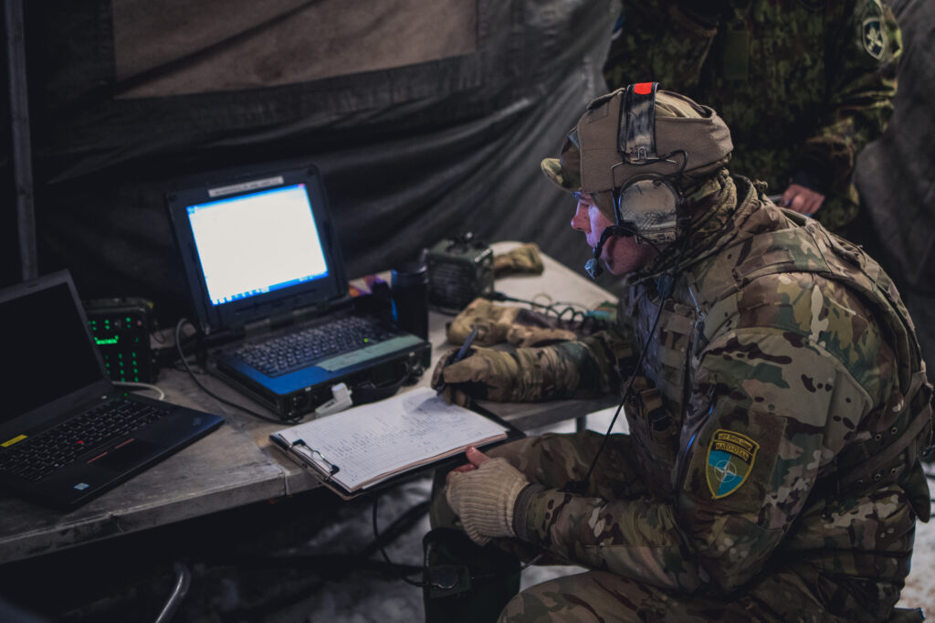 Un militaire, gère la liaison entre le poste de commandement et les unités sur le terrain, , le 5 février 2022, lors du Winter Camp de l'eFP Battlegroup en Estonie.