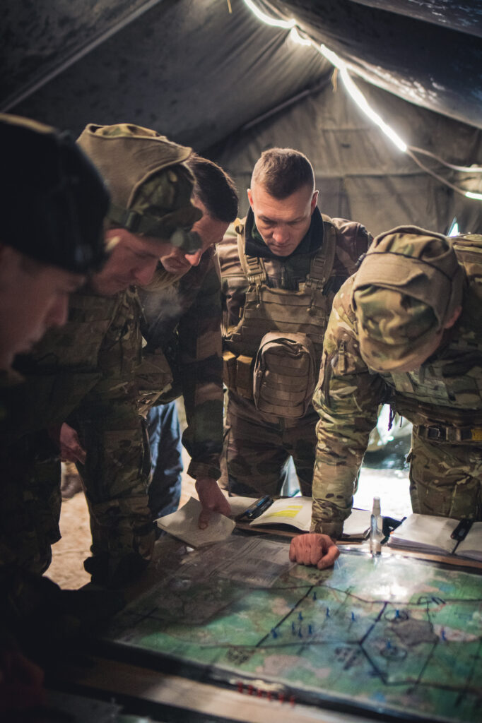 Les officiers français et britanniques au poste de commandement, revoient la position de leurs troupes et les prochains mouvement à réaliser, le 5 février 2022, lors du Winter Camp de l'eFP Battlegroup en Estonie.