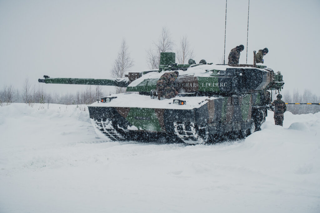 Un char leclerc et son équipage sous une averse de neige, attendent les ordres du poste de commandement, , le 5 février 2022, lors du Winter Camp de l'eFP Battlegroup en Estonie.