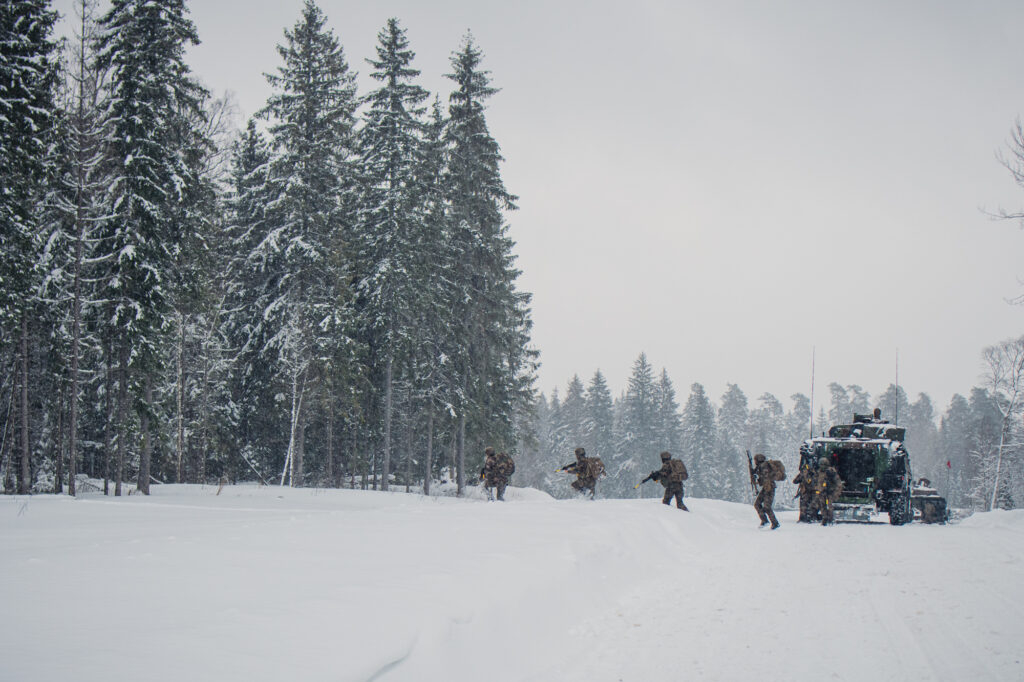 Des soldats français descendent d'un Véhicule Blindé de Combat de l'Infanterie, pour monter à l'assault des troupes ennemies, , le 5 février 2022, lors du Winter Camp de l'eFP Battlegroup en Estonie.