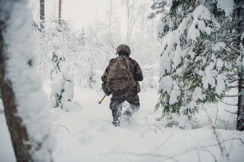 Un soldat français progresse dans un épais manteau neigeux, le 5 février 2022, lors du Winter Camp de l'eFP Battlegroup de l'OTAN en Estonie.