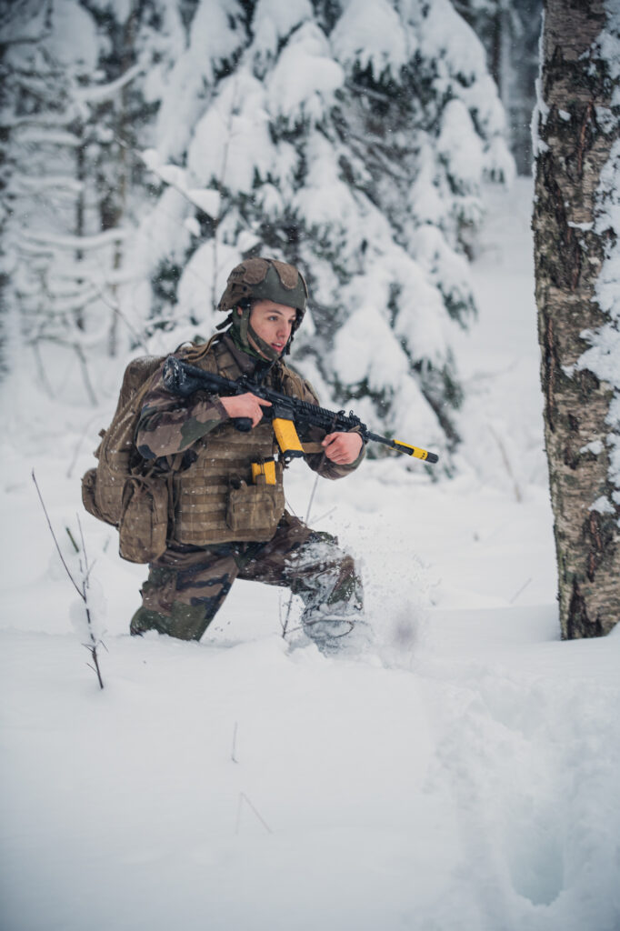 Un soldat français progresse dans un épais manteau neigeux, le 5 février 2022, lors du Winter Camp de l'eFP Battlegroup de l'OTAN en Estonie.