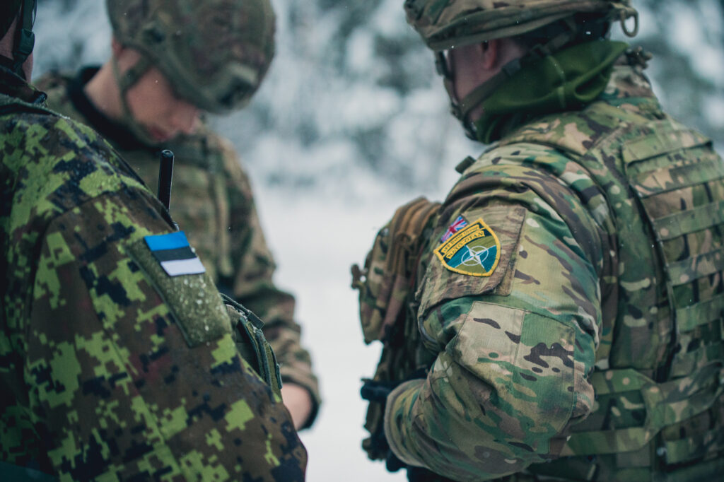 Des soldats britanniqueset estoniens échangent,  le 5 février 2022, lors du Winter Camp de l'eFP Battlegroup de l'OTAN en Estonie.échangent,  le 5 février 2022, lors du Winter Camp de l'eFP Battlegroup de l'OTAN en Estonie.