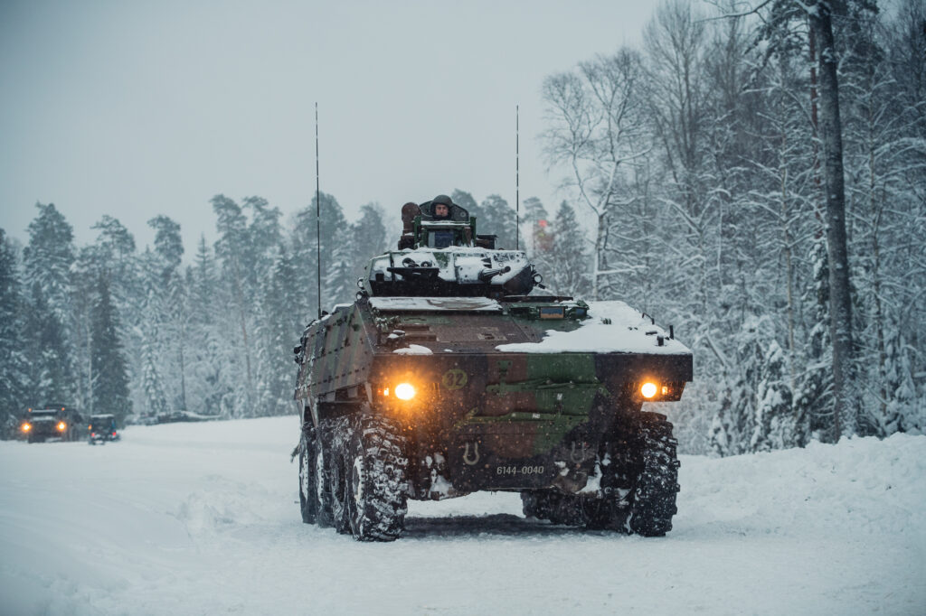 Un VBCI transportant des troupes se rend sur son point de rendez-vous,  le 5 février 2022, lors du Winter Camp de l'eFP Battlegroup de l'OTAN en Estonie.