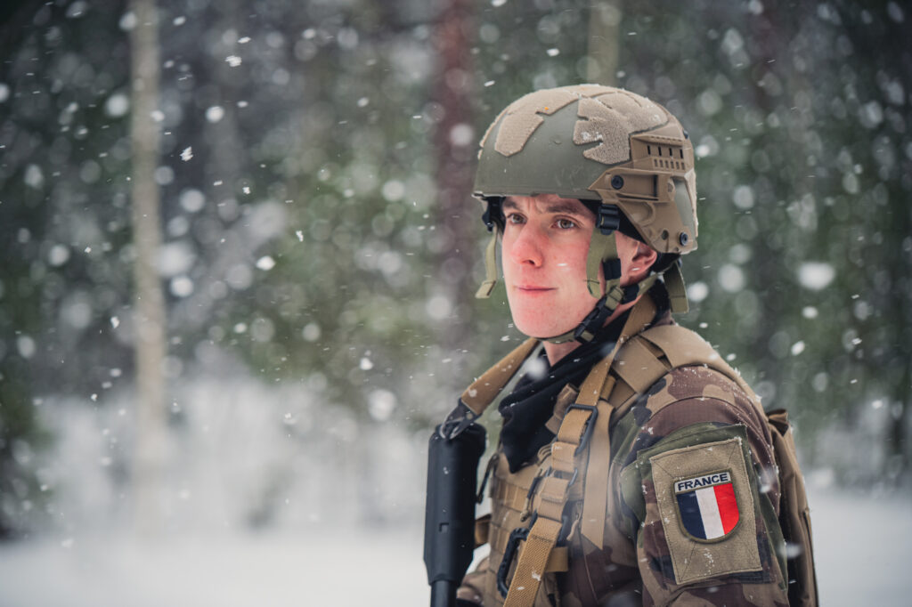 Un soldat français sous une forte averse de neige, le 6 février 2022, lors du Winter Camp de l'enhanced Foward Presence Battlegroup de l'OTAN en Estonie.