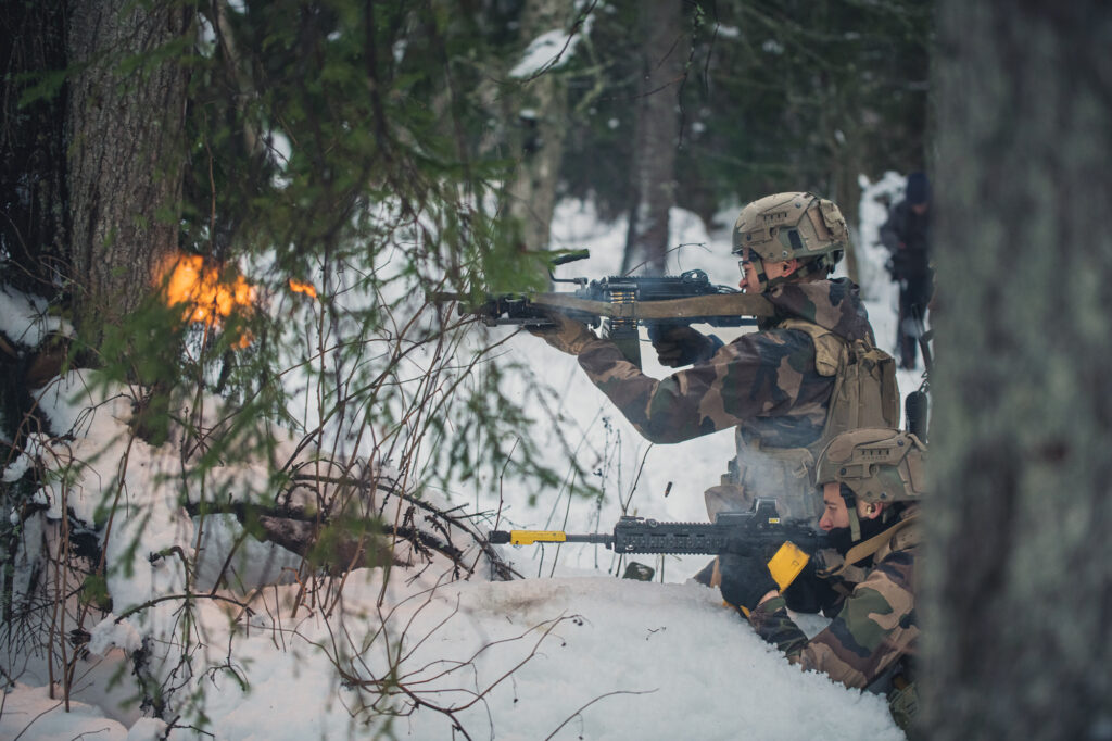 Des soldats français tirent, le 6 février 2022, lors du Winter Camp de 'l'enhanced Foward Presence Battlegroup de l'OTAN en Estonie.