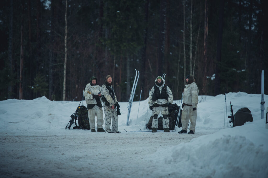 Des soldats skieurs norvégiens se reposent après une manoeuvre juste avant la nuit, le 6 février 2022, lors du Winter Camp de l'enhanced Foward Presence Battlegroup de l'OTAN en Estonie.