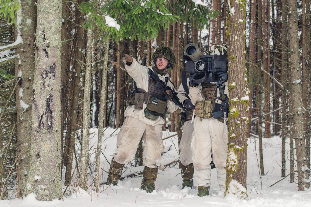 Un soldat armé d'un javelin anti-tank repère sa cible, le 6 février 2022, lors du Winter Camp de l'enhanced Foward Presence Battlegroup de l'OTAN en Estonie.