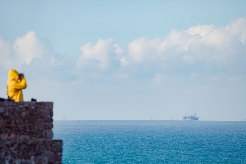 Les travaux de la future usine éolienne juste avant le départ de la route du Rhum, vue depuis le cap Fréhel le 9 novembre 2022.