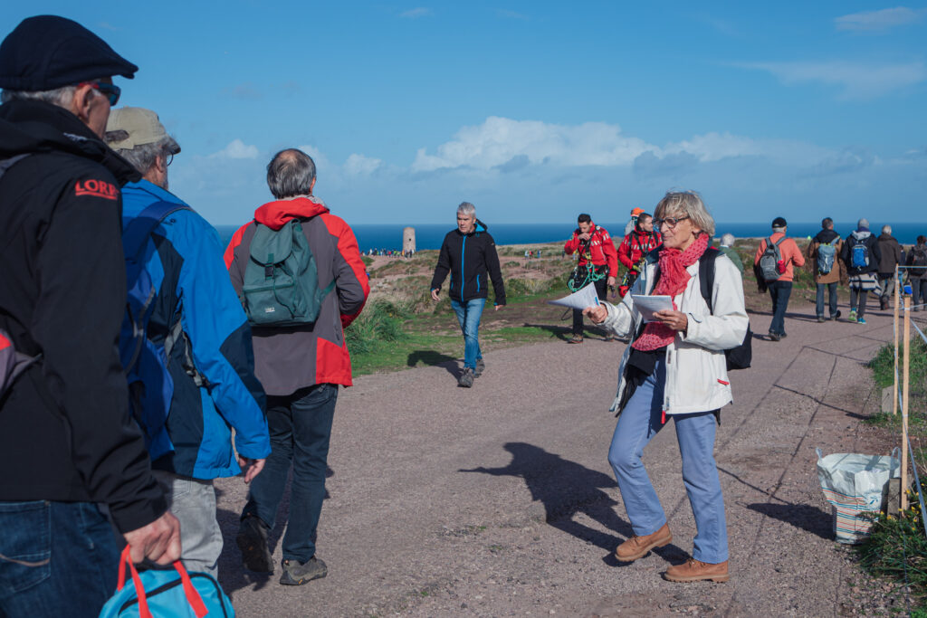 Une membre du collectif contre les éoliennes en baie de Saint Brieuc distribue des tracts et sensibilise les visiteurs venus voir le départ de la route du Rhum sur le cap Fréhel le 9 novembre 2022.