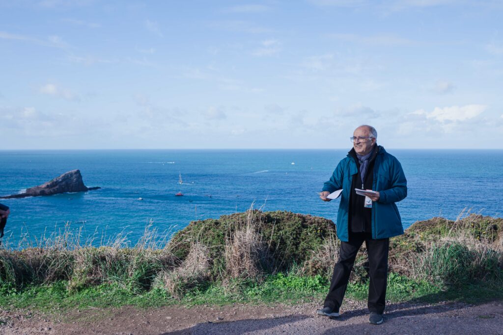Un membre du collectif contre les éoliennes en baie de Saint Brieuc distribue des tracts et sensibilise les visiteurs venus voir le départ de la route du Rhum sur le cap Fréhel le 9 novembre 2022.