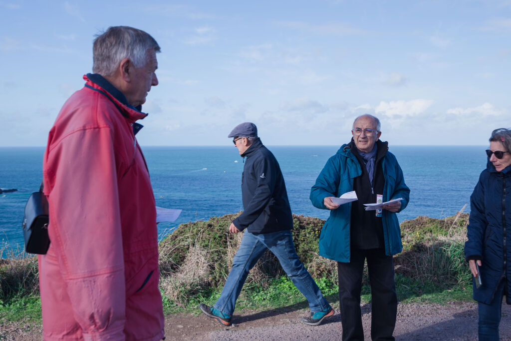 Un membre du collectif contre les éoliennes en baie de Saint Brieuc distribue des tracts et sensibilise les visiteurs venus voir le départ de la route du Rhum sur le cap Fréhel le 9 novembre 2022.