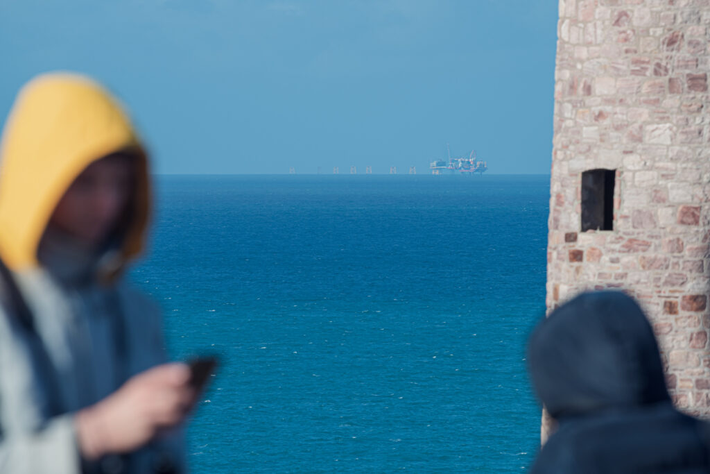 Les travaux de la future usine éolienne juste avant le départ de la route du Rhum, vue depuis le cap Fréhel le 9 novembre 2022.